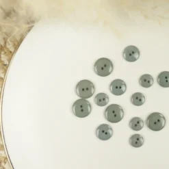 Bouton brillant polyester gris