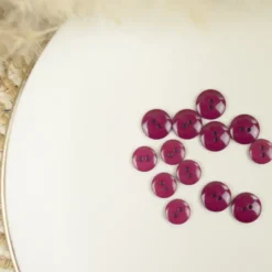 Bouton brillant polyester prune