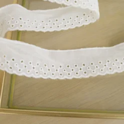 Broderie Anglaise écru Gisèle - 30 mm