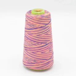 Cône de fil à coudre 100% polyester Multicouleur rose - 3000 yards