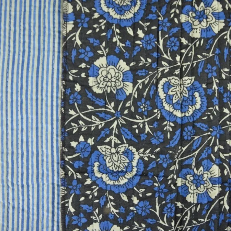 Coton matelassée Kavy motif fleurs Indienne fond bleu