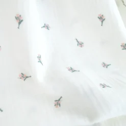 Double gaze brodée Anne-Sophie petites fleurs fond blanc cassé - OEKO TEX