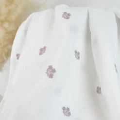 Double gaze brodée Armande motif fleurs vieux rose fond blanc