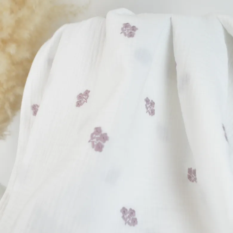 Double gaze brodée Armande motif fleurs vieux rose fond blanc