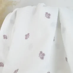Double gaze brodée Armande motif fleurs vieux rose fond blanc