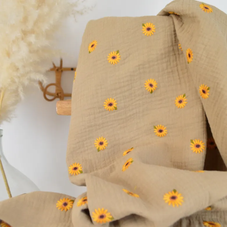 Double gaze brodée motif marguerites fond beige - OEKO TEX