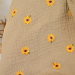 Double gaze brodée motif marguerites fond beige - OEKO TEX