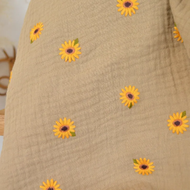 Double gaze brodée motif marguerites fond beige - OEKO TEX