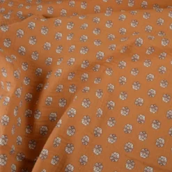 Double gaze de coton Bio & OEKO TEX Augustine motifs fleurs fond caramel