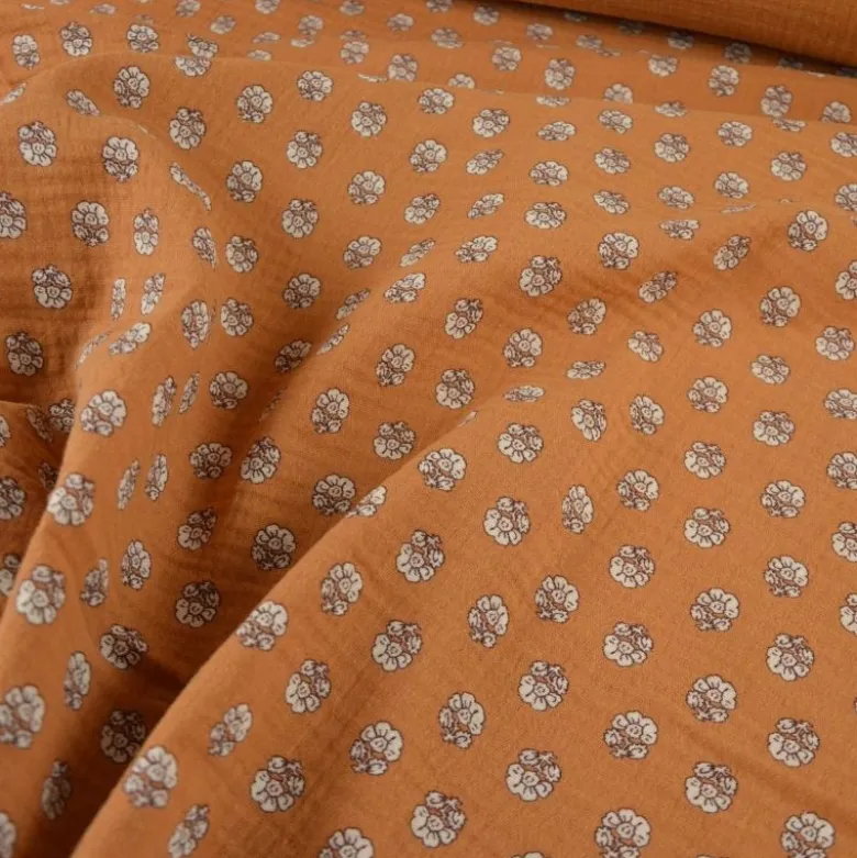 Double gaze de coton Bio & OEKO TEX Augustine motifs fleurs fond caramel