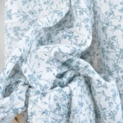 Double gaze de coton Bio & OEKO TEX Jeannine motifs fleurs bleues Bridgerton