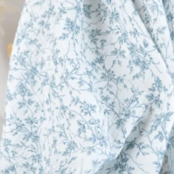 Double gaze de coton Bio & OEKO TEX Jeannine motifs fleurs bleues Bridgerton