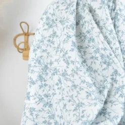 Double gaze de coton Bio & OEKO TEX Jeannine motifs fleurs bleues Bridgerton