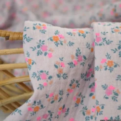 Double gaze de coton Bio, OEKO TEX Santina motifs fleurs pétrole et pointe de rose fluo