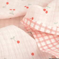 Double gaze de coton Bio réversible motif cerises rouges et carreaux fond blanc