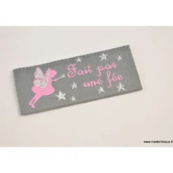 Etiquette tisséeà coudre message "Fait par une Fée" 20x45mm