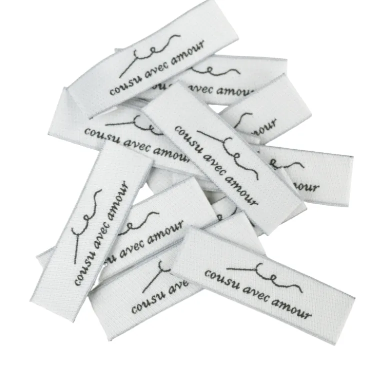 Etiquette tissée pré-pliée à coudre message "Cousu avec amour" 14x48mm
