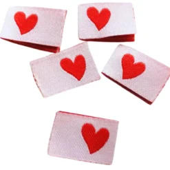 Lot de 5 étiquettes tissées pliées - Coeur rouge