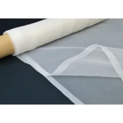 Organzaivoire 100% polyester 300cm .
