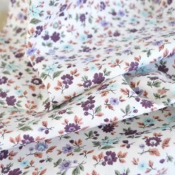 Popeline de coton Isaé – Fleurs botaniques parme & violet - OEKO TEX