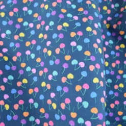 Popeline de coton motif cerises fond bleu marine
