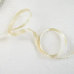 Ruban satin blanc cassé beige clair - 6 mm