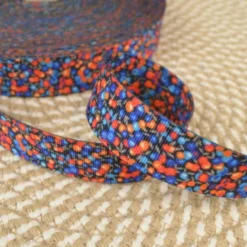 Sangle motifs fleurs en grappe rouge et bleu - 28mm