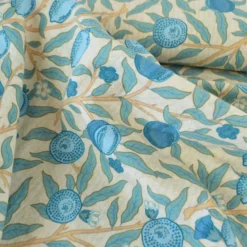 Seersucker motif Fleurs et fruits bleus fond écru