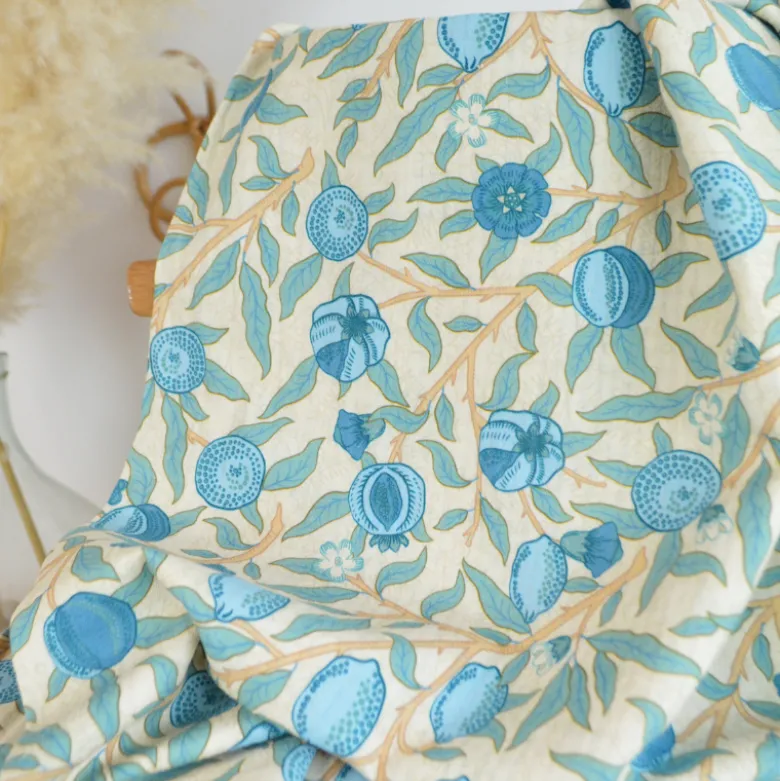 Seersucker motif Fleurs et fruits bleus fond écru