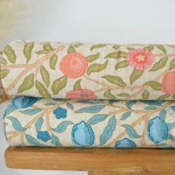 Seersucker motif Fleurs et fruits roses fond écru