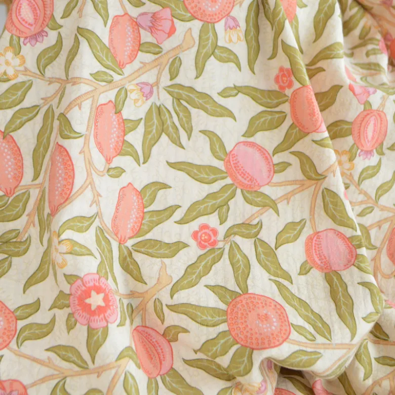 Seersucker motif Fleurs et fruits roses fond écru
