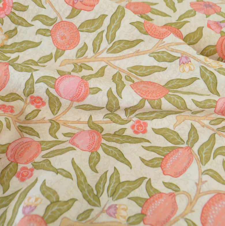 Seersucker motif Fleurs et fruits roses fond écru
