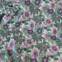 Seersucker motif Fleurs prune et vertes fond écru