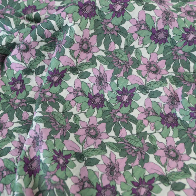 Seersucker motif Fleurs prune et vertes fond écru