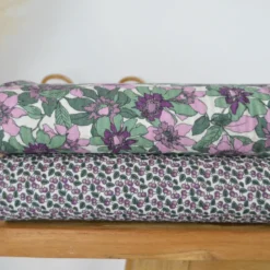 Seersucker motif Fleurs prune et vertes fond écru