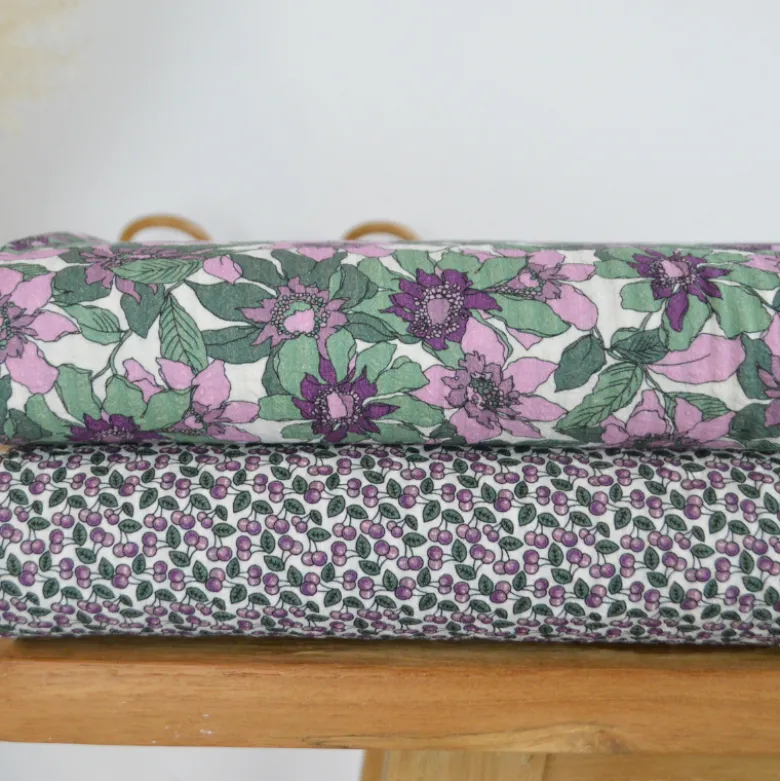 Seersucker motif Fleurs prune et vertes fond écru