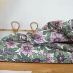 Seersucker motif Fleurs prune et vertes fond écru