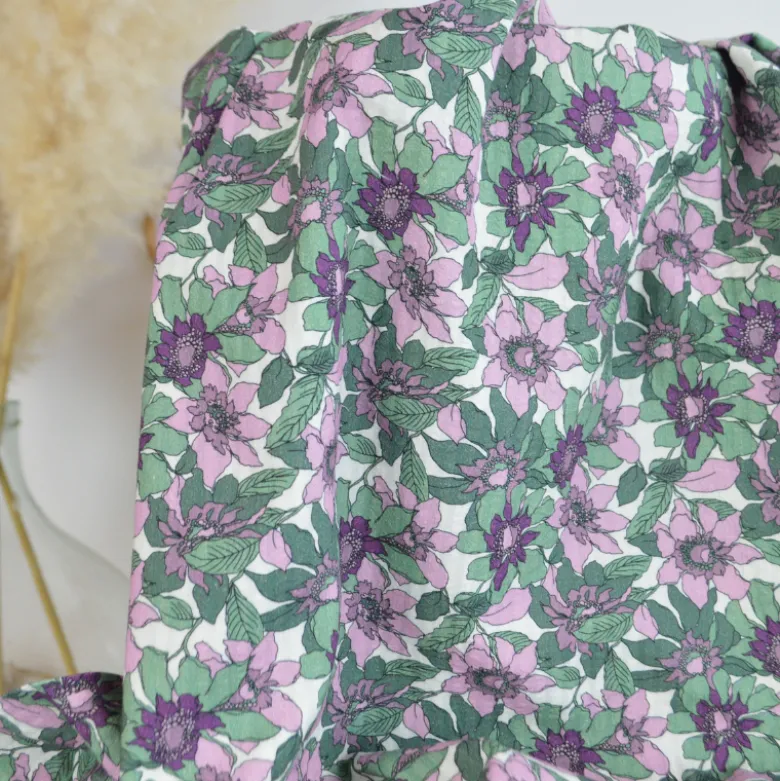 Seersucker motif Fleurs prune et vertes fond écru