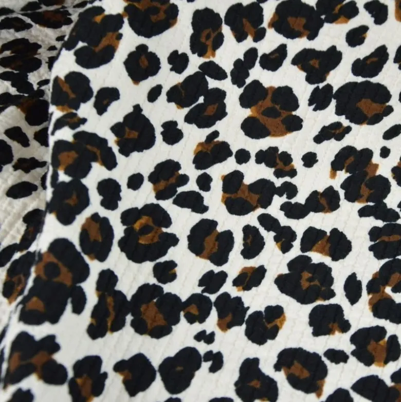 Seersucker surpiqué motif léopard sable et noir