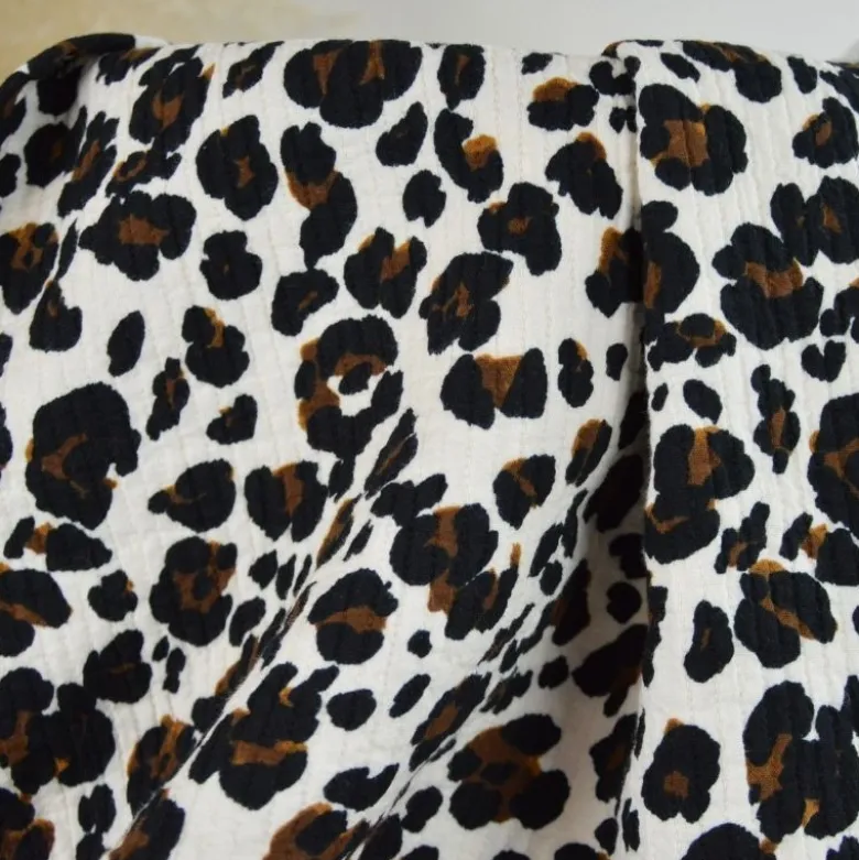 Seersucker surpiqué motif léopard sable et noir
