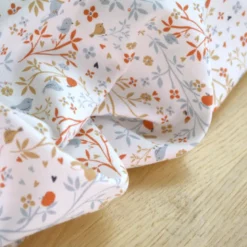 Sergé de coton Camilia motif fleurs, oiseaux et fruits fond blanc