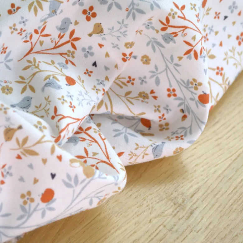 Sergé de coton Camilia motif fleurs, oiseaux et fruits fond blanc