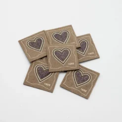 Étiquette tissée - Coeur et strass fond beige