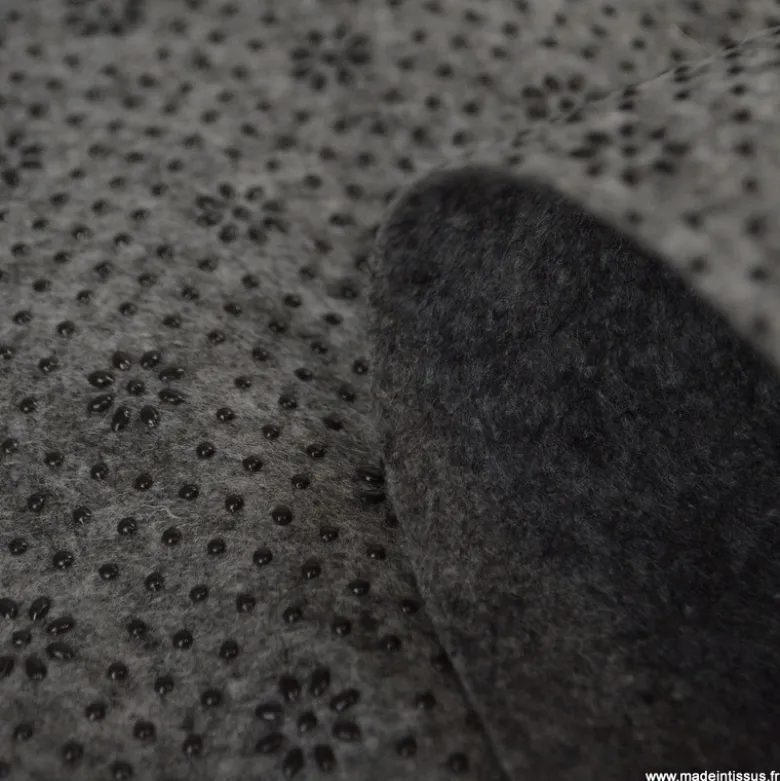 Tissu antidérapant en feutre de polyester gris.