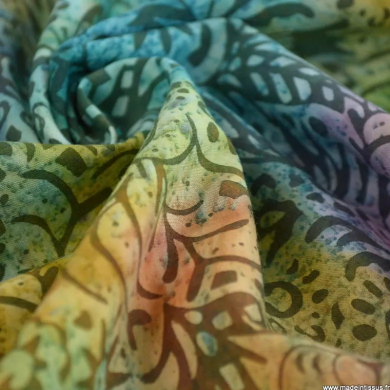 Tissu Batik fond motifs fleuris violet, jaune et bleu