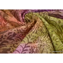 Tissu Batik fond motifs fleuris violet, vert et orange