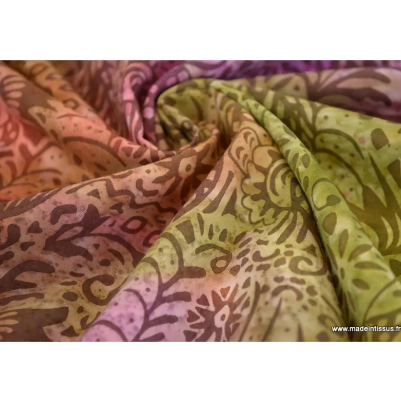 Tissu Batik fond motifs fleuris violet, vert et orange