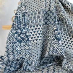 Tissu Batik "Kaza" – motif patchwork fond bleu marine