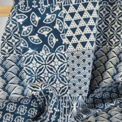 Tissu Batik "Kaza" – motif patchwork fond bleu marine