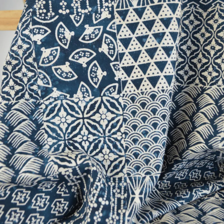 Tissu Batik "Kaza" – motif patchwork fond bleu marine